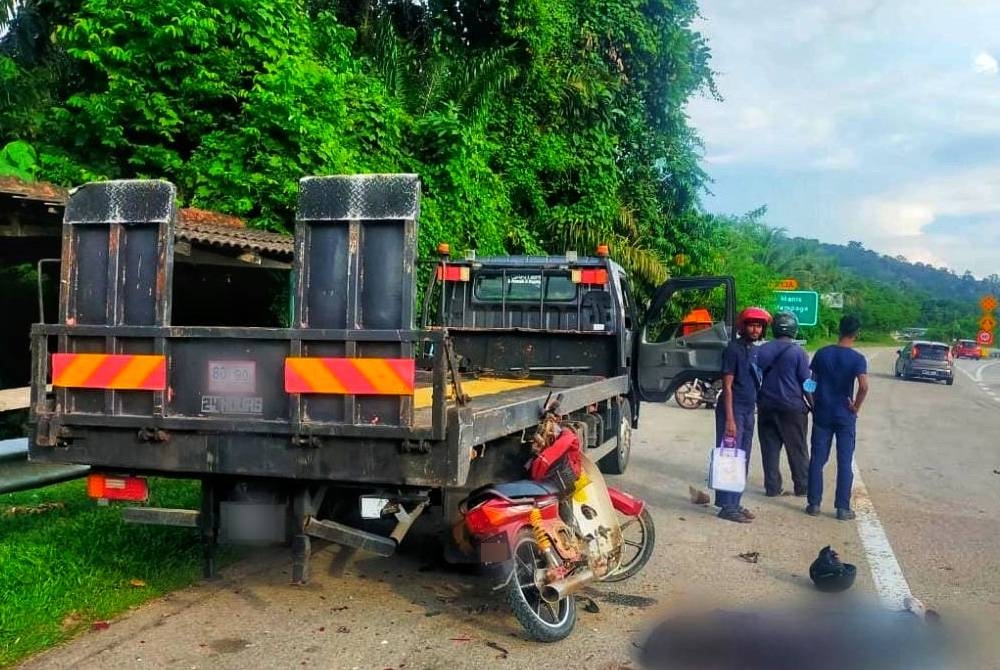 Motosikal yang ditunggang mangsa merempuh belakang lori tunda di Kilometer 76.2 Lebuhraya Kuala Lumpur ke Karak dekat Bentong pada Sabtu. - Foto PDRM