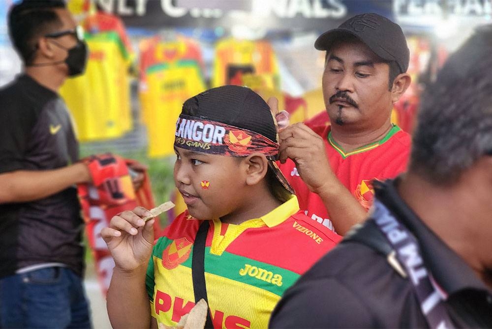 Antara gelagat penyokong Selangor yang hadir ke stadium.