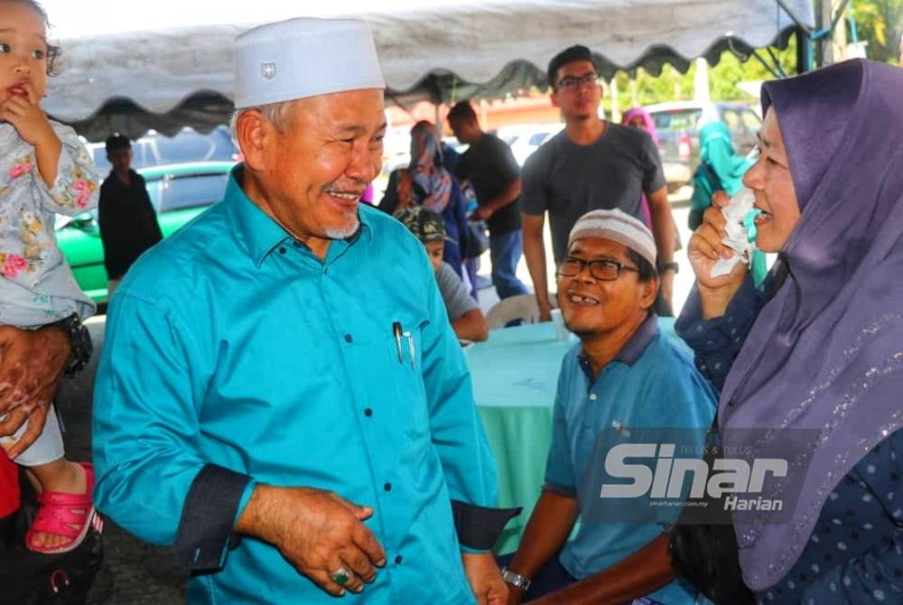 Tuan Ibrahim ketika menyantuni penduduk sempena program Jamuan Kesyukuran DUN Cheka pada Sabtu.