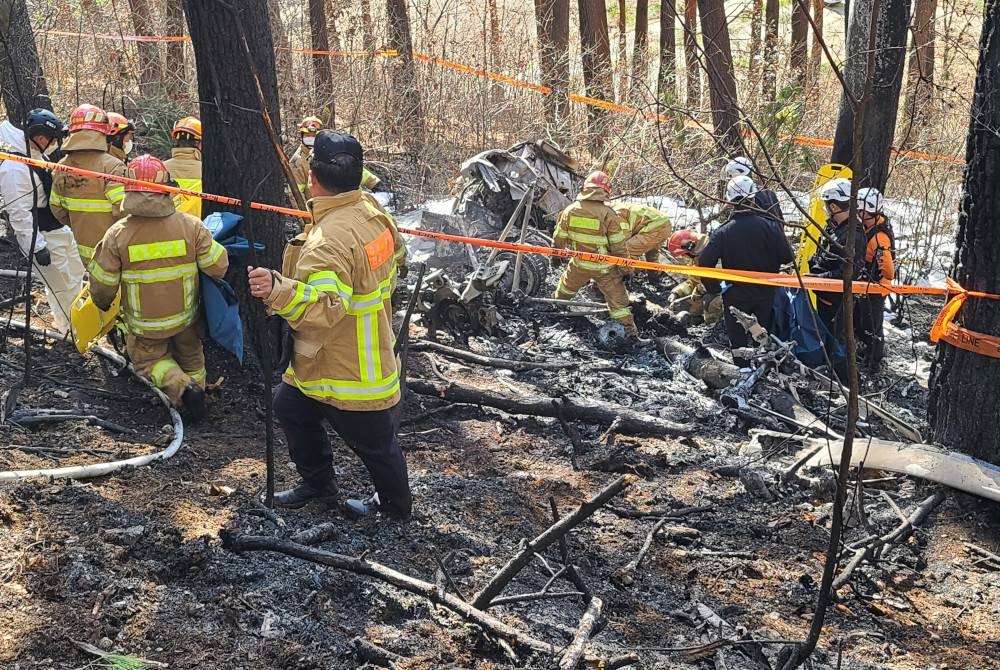 Lima maut selepas sebuah helikopter terhempas lalu terbakar di daerah Yangyang, wilayah Gangwon, Korea Selatan pada Ahad - Foto EPA