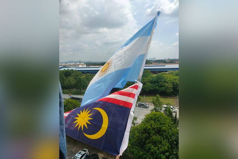 Seorang lelaki Bangladesh ditahan kerana menggantung Jalur Gemilang terbalik walaupun sudah ditegur.