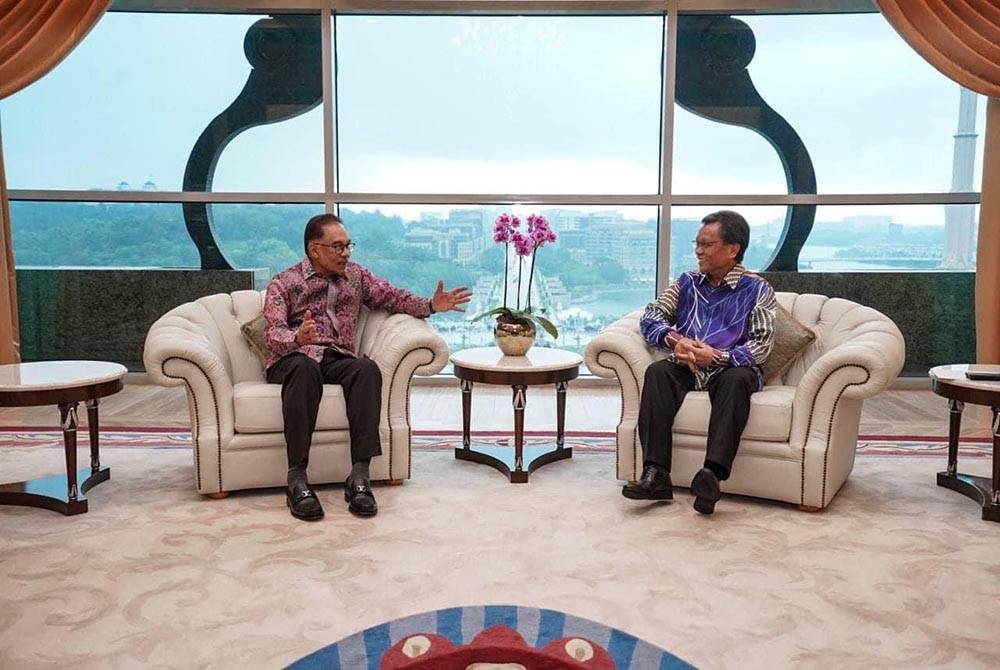 Anwar turut menerima kunjungan hormat daripada Presiden Parti Warisan yang juga Ahli Parlimen Semporna, Datuk Seri Mohd Shafie Apdal.