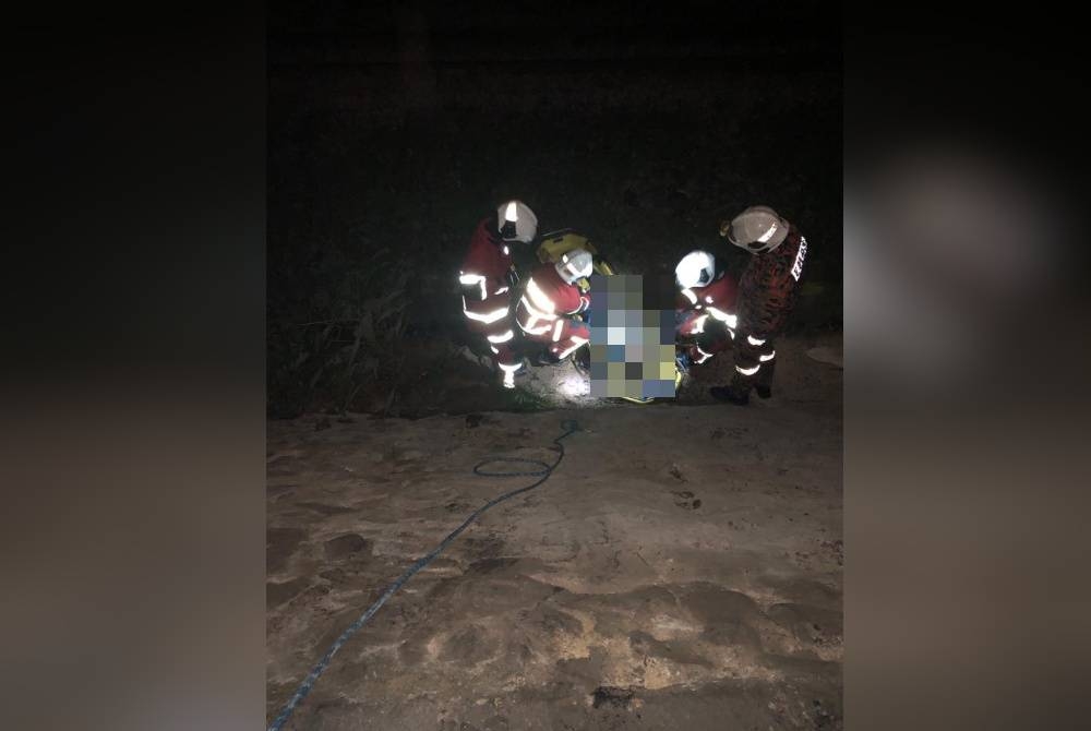 Pasukan bomba dan penyelamat membawa naik mayat mangsa yang terlibat dalam kemalangan di Jalan Besar Nilai-Pajam pada awal pagi Isnin. - Foto JBDPM NS