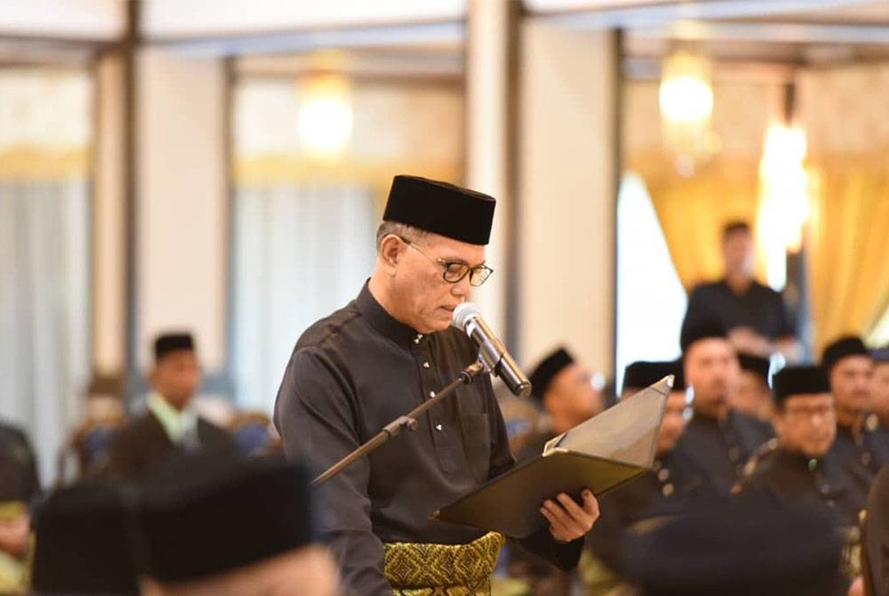 Wan Rosdy mengangkat sumpah sebagai Menteri Besar Pahang di Istana Abu Bakar Pekan pada Isnin.