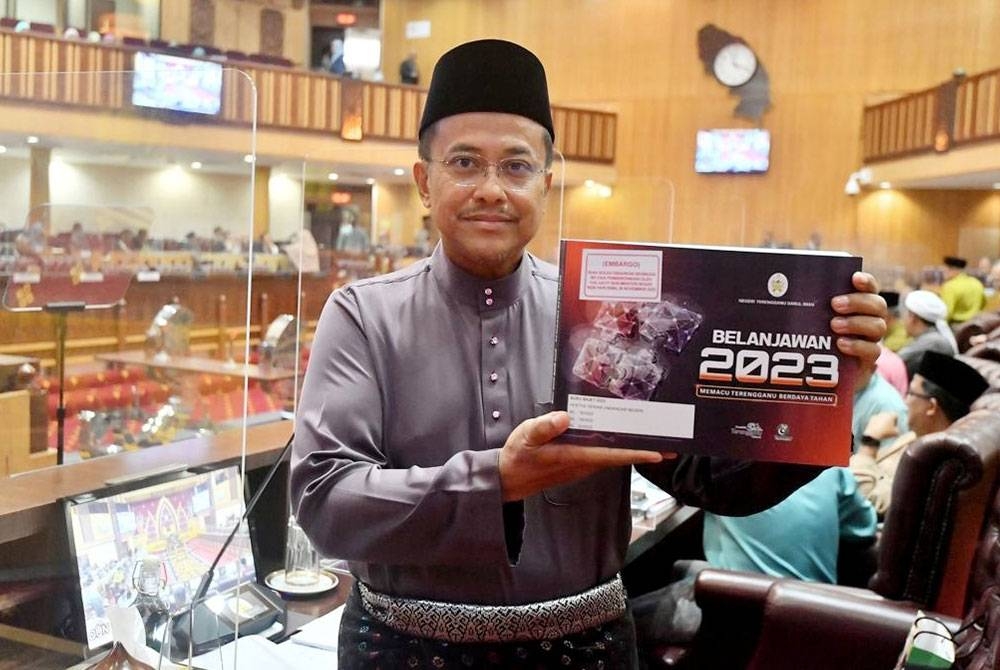 Ahmad Samsuri menunjukkan buku Belanjawan 2023.