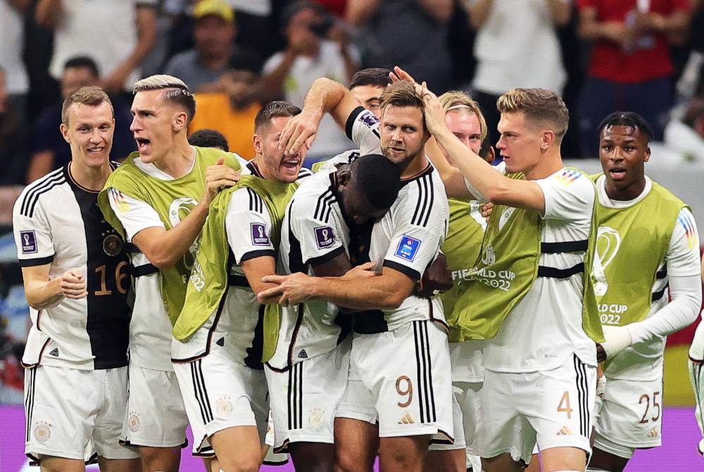 Fuellkrug meraikan jaringan bersama rakan sepasukan selepas menjaringkan gol penyamaan ketika berdepan Sepanyol di Stadium Al Bayt, Al Khor. - Foto EPA