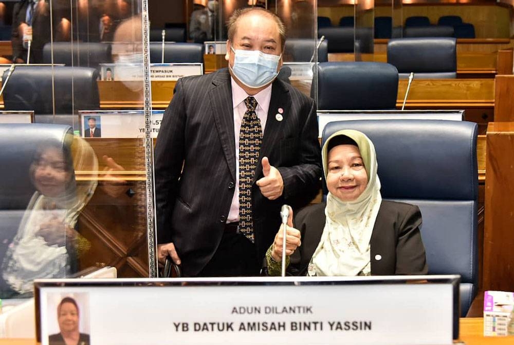 Amisah (kanan) ketika hadir pada sidang DUN Sabah, Kota Kinabalu.