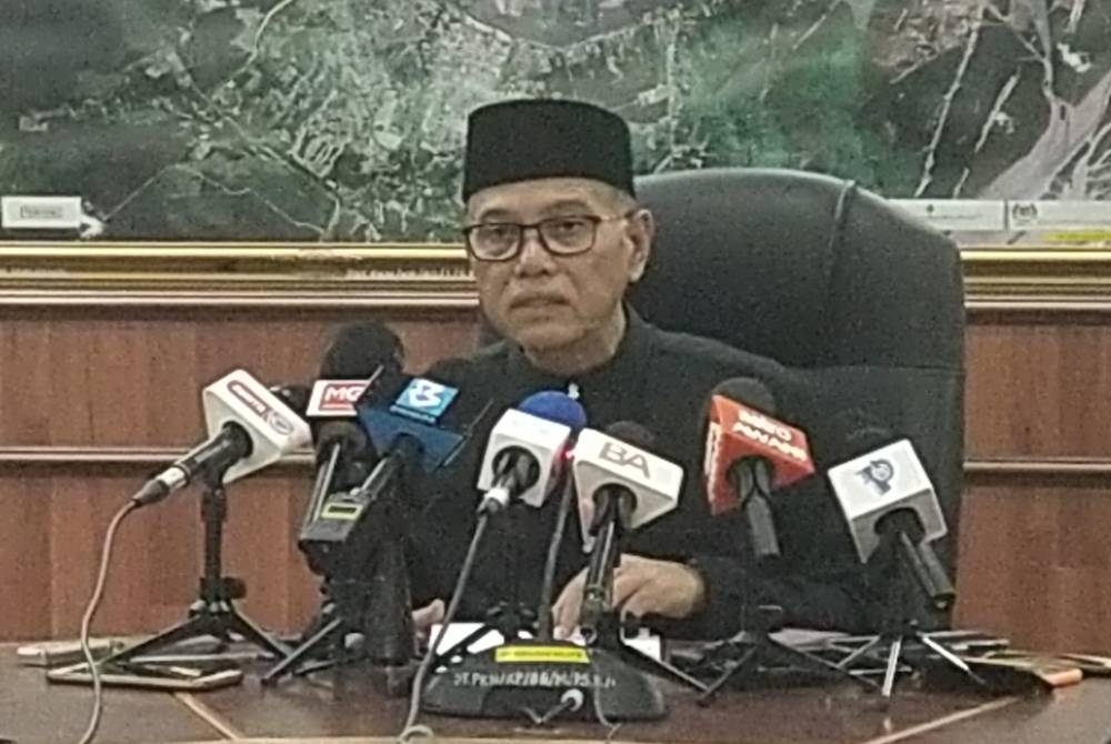 Wan Rosdy pada sidang akhbar di Bilik Gerakan Majlis Daerah dan Tanah Pekan, pada Isnin.