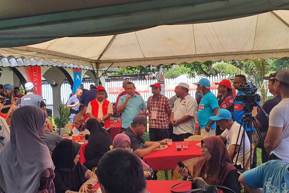 Aminuddin (dua dari kiri) ketika berucap dalam majlis kenduri kesyukuran sempena pelantikan Datuk Seri Anwar Ibrahim sebagai Perdana Menteri, di Sungai Seluang, pada Isnin.