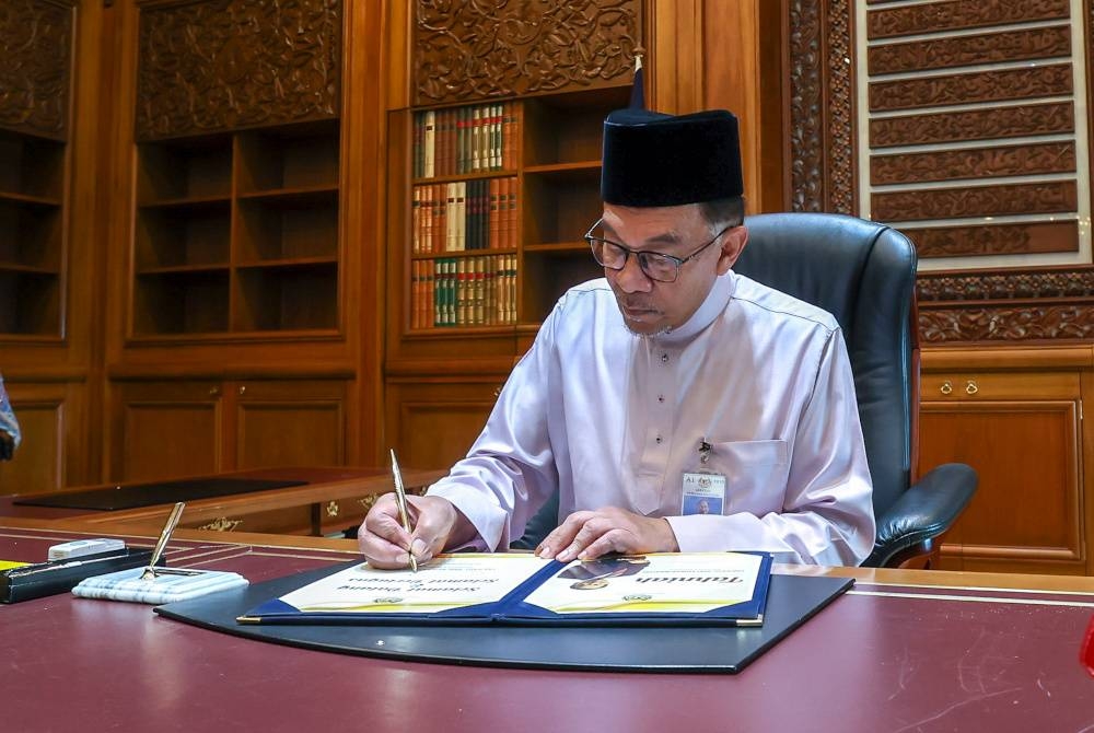 Perdana Menteri Datuk Seri Anwar Ibrahim ketika memulakan tugas secara rasmi di Perdana Putra, di sini. - Foto Bernama