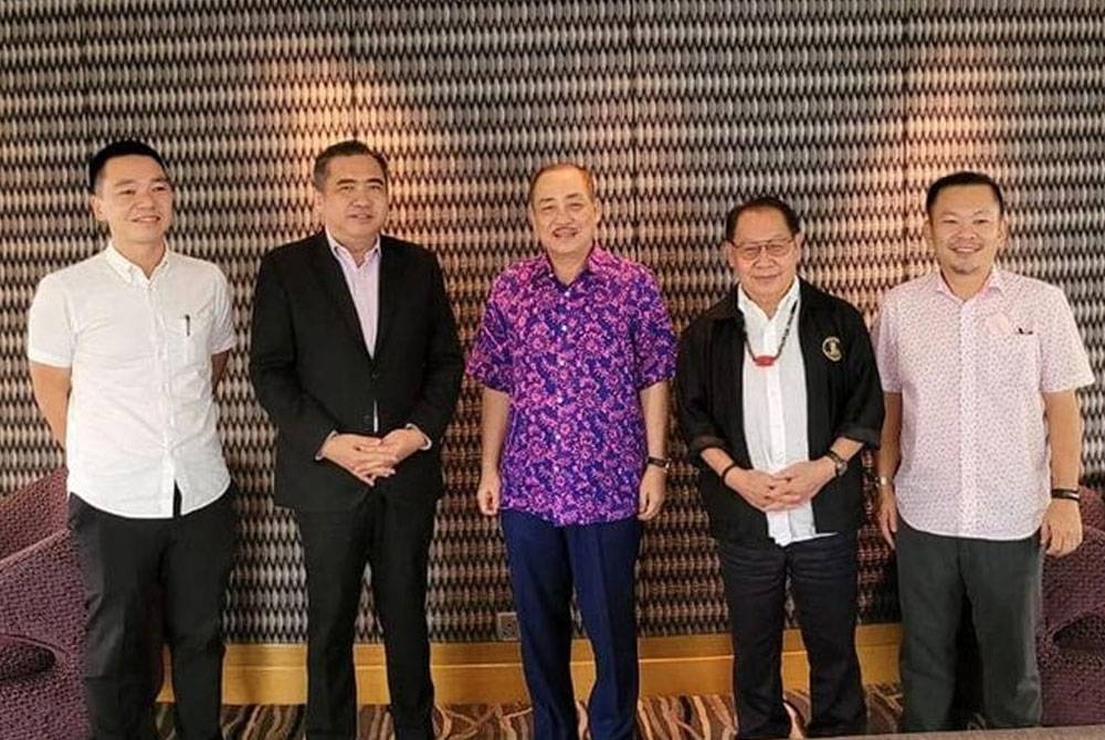 Hajiji (tengah) dan Anthony mengadakan perbincangan menyentuh pelbagai perkara termasuk komitmen kerjasama dalam Kerajaan Perpaduan. Turut serta dalam pertemuan itu, Foong Hin (kiri), Jeffrey Kitingan (dua dari kanan) dan Su Fui (kanan). - Foto Facebook Anthony Loke