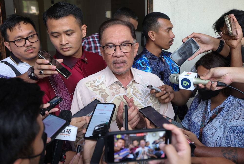 Anwar ketika ditemu bual selepas Mesyuarat Majlis Presiden Pakatan Harapan di Ibu Pejabat Parti Keadilan Rakyat, pada Isnin. - Foto Bernama