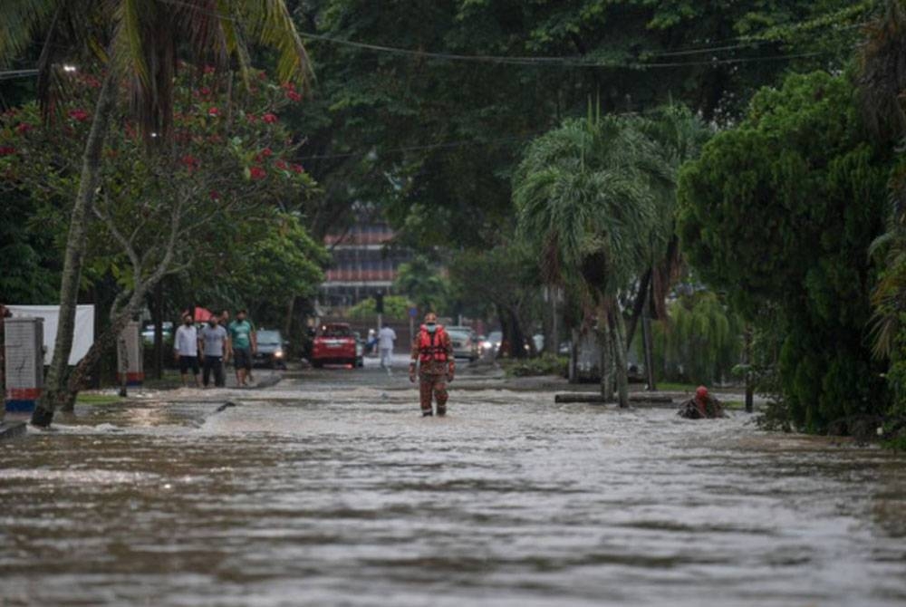 Sebanyak 11 lokasi berisiko banjir kilat sekiranya hujan lebat dan ribut petir berlaku secara berlarutan. - Foto Bernama