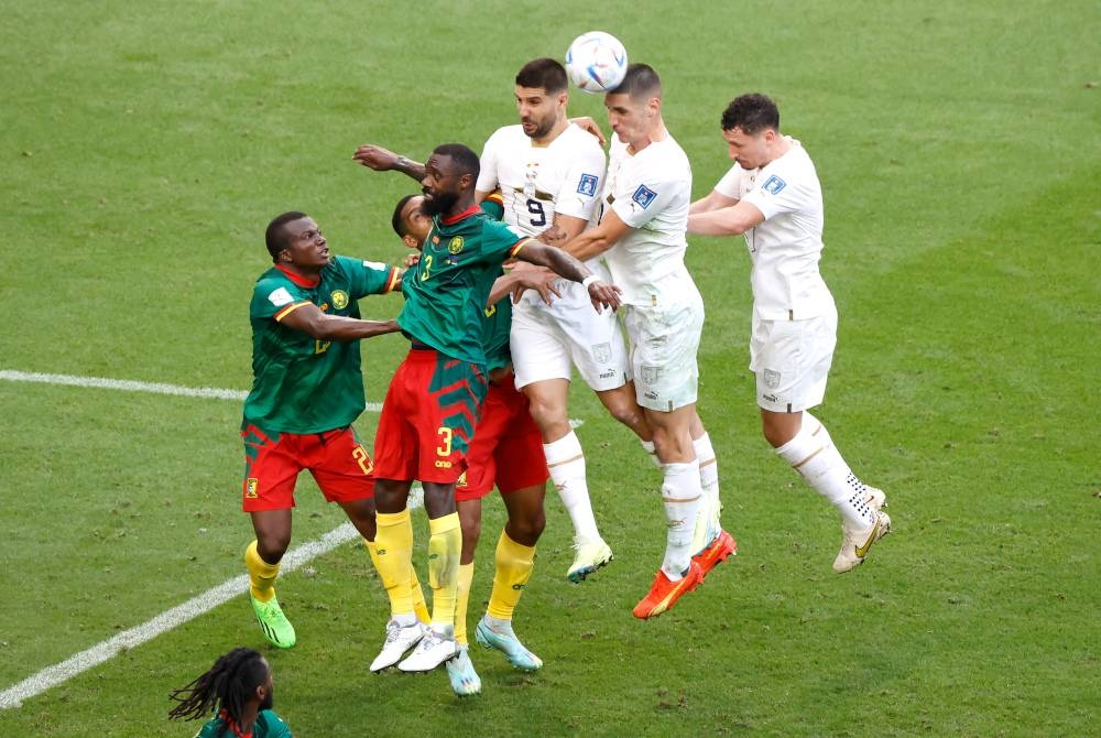 Aksi pemain Cameroon (kiri) dan Serbia dalam saingan Kumpulan G Piala Dunia Qatar 2022 yang menyaksikan kedua-dua pasukan terikat 3-3 di Stadium Al Janoub sebentar tadi. - Foto EPA