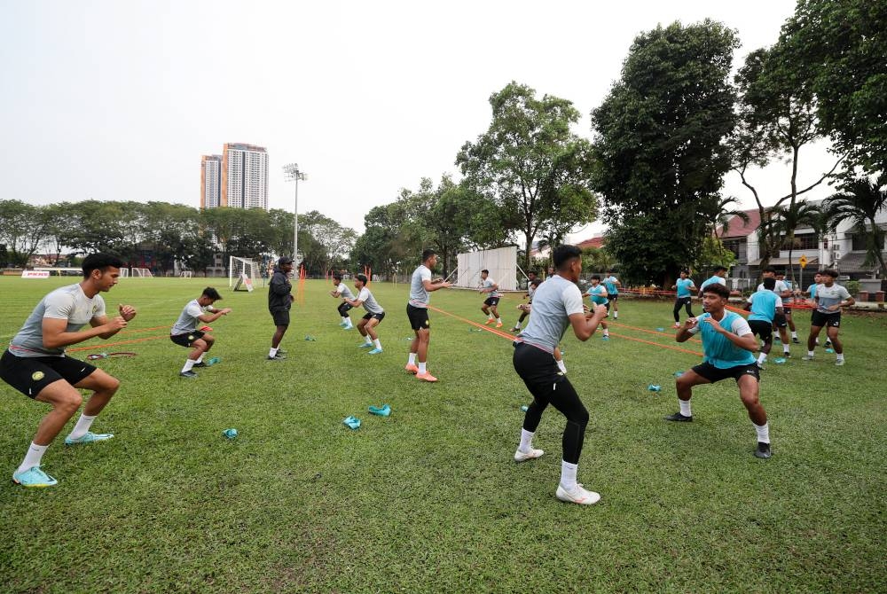 Skuad bola sepak B-23 kebangsaan kendalian Jurulatih E Elavarasan mengadakan sesi latihan di Padang Kompleks Sukan PKNS, Kelana Jaya, pada Isnin. - Foto Bernama