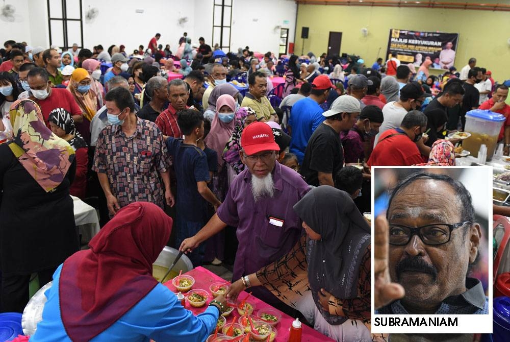 Orang ramai mengambil makanan yang disediakan ketika menghadiri Majlis Kesyukuran sempena pelantikan Datuk Seri Anwar Ibrahim sebagai Perdana Menteri ke-10, pada Isnin. - Foto Bernama