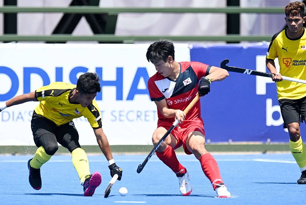 Antara aksi menarik perlawanan Malaysia menentang Korea Selatan dalam perlawanan Kumpulan B Piala Negara-Negara 2022, pada Isnin. - Foto FIH/World Sports