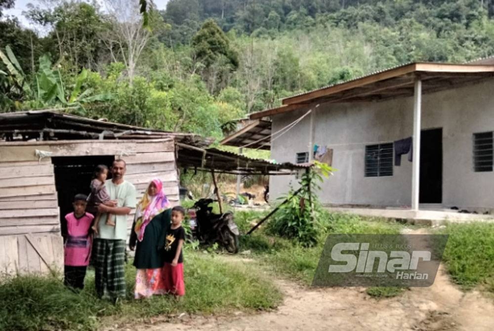 Marina dan Rosli di hadapan bangsal mereka sebelum berpindah ke rumah baharu (kanan) lapan bulan lalu.