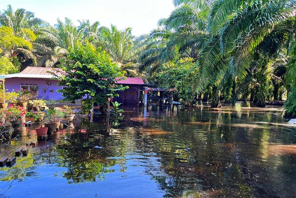 Keadaan banjir di Kampung Padang Serai Dalam di daerah LMS menunjukkan paras air makin surut. - Foto Ihsan APM