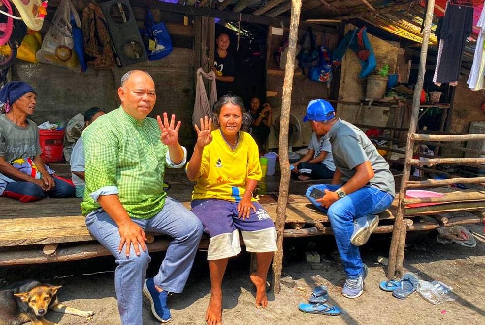 Mohd Johari (kiri) ketika menyantuni pengundi sepanjang tempoh kempen PRU15 bagi kerusi DUN Tioman.