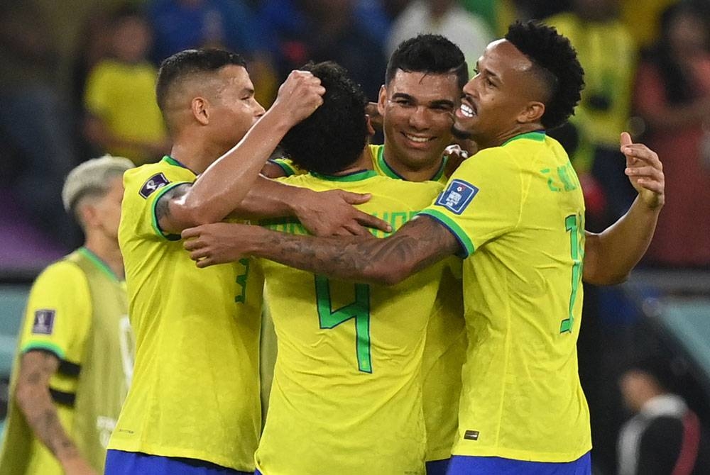 Casemiro (dua dari kanan) meraikan jaringan bersama pemain Brazil lain selepas menjaringkan gol tunggal perlawanan menentang Switzerland di Stadium 947, Doha, Qatar. - Foto EPA