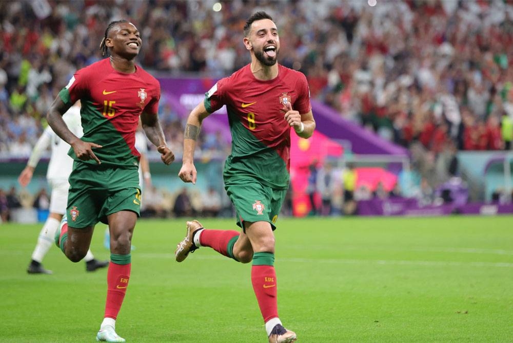 Fernandes (kanan) meraikan jaringan ketika berdepan Uruguay di Stadium Lusail. - Foto EPA