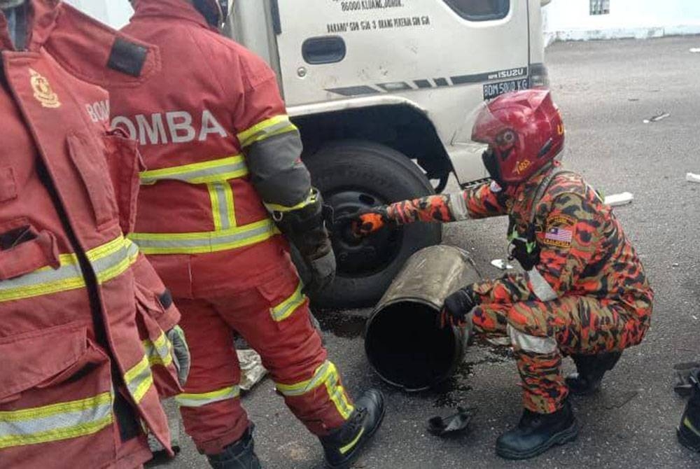 Anggota bomba memeriksa tabung NGV sebuah lori selepas berlaku letupan.