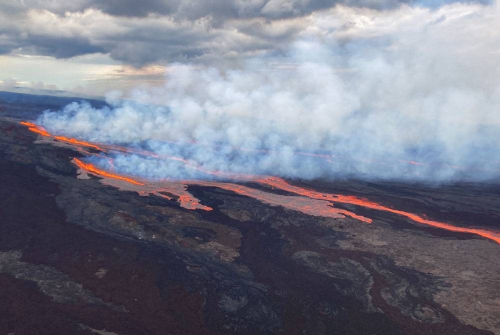 Aliran lava yang dimuntahkan Mauna Loa pada Isnin. - Foto AFP