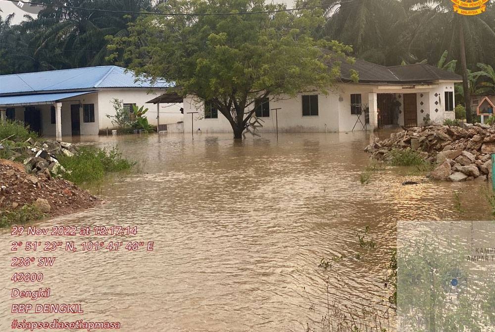 Ban pecah menyebabkan Kampung Ampar Tenang, Dengkil banjir.