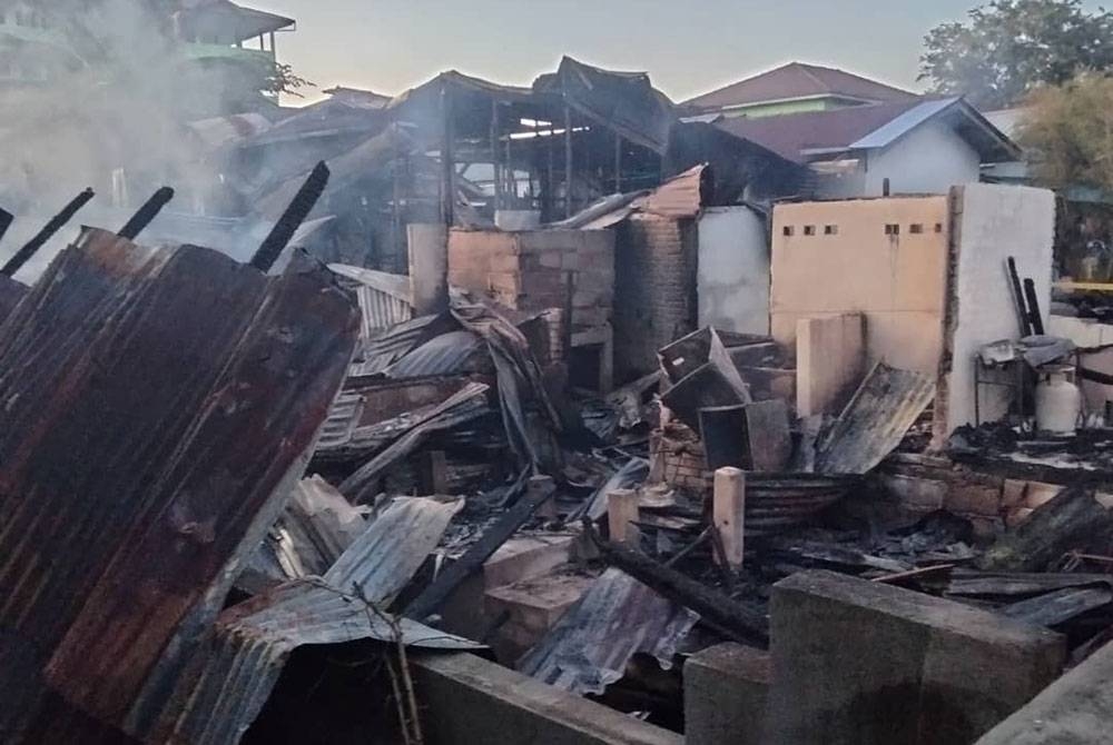 Keadaan rumah yang dihuni pelajar Pondok Pasir Tumbuh selepas kebakaran petang Selasa.