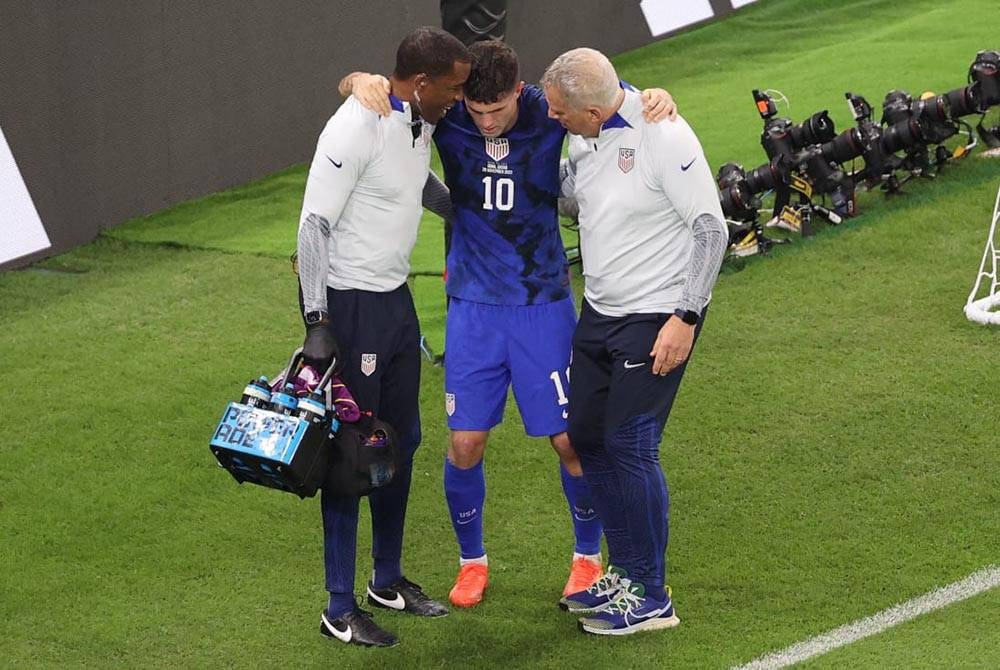 Pulisic (tengah) mengalami kecederaan setelah bertembung dengan penjaga gol Iran selepas meledak jaringan kemenangan dalam aksi Kumpulan B Piala Dunia Qatar 2022 di Stadium Al Thumama awal pagi Rabu. - Foto EPA