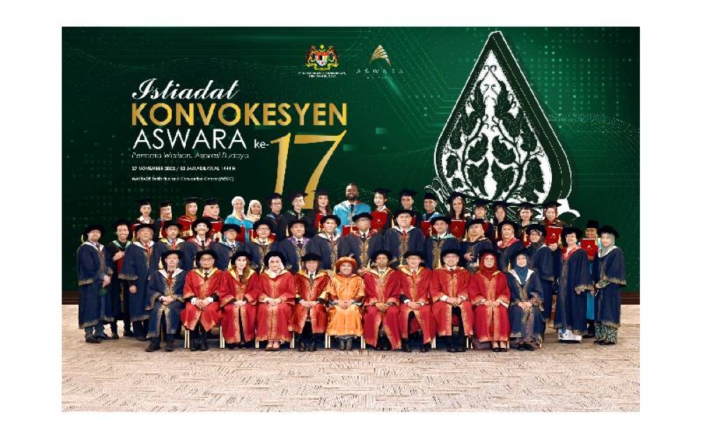 Saraya (duduk, tengah) dan Ruslan (duduk, lima kiri) bersama dengan tenaga pengajar dan sebahagian graduan yang diraikan pada majlis Istiadat Konvokesyen Aswara kali ke-17.
