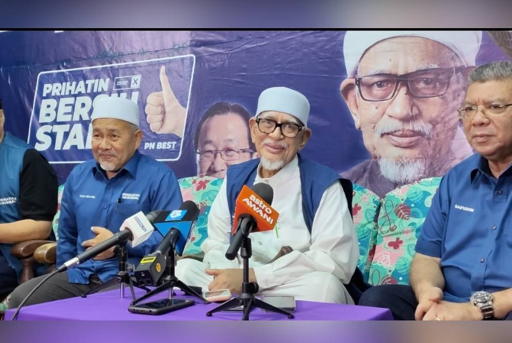 Abdul Hadi (tengah) pada sidang akhbar selepas ceramah perdana di bandar baru Rompin pada malam Selasa.