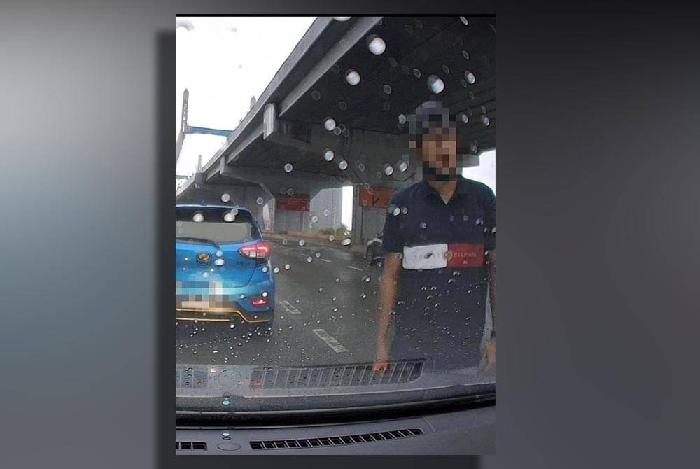 Polis sedang mengesan pemandu Myvi yang berlagak ala samseng jalanan. - Foto PDRM.