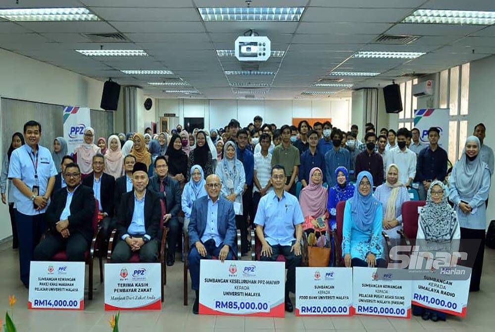 Warga pelajar dan pendidik UM bergambar bersama Abdul Aziz (tiga dari kiri) dan Sabri (tiga dari kanan) selepas berakhir majlis pelancaran Kempen Jihad Pendidikan. FOTO: SINAR HARIAN/ MOHD HALIM WAHID