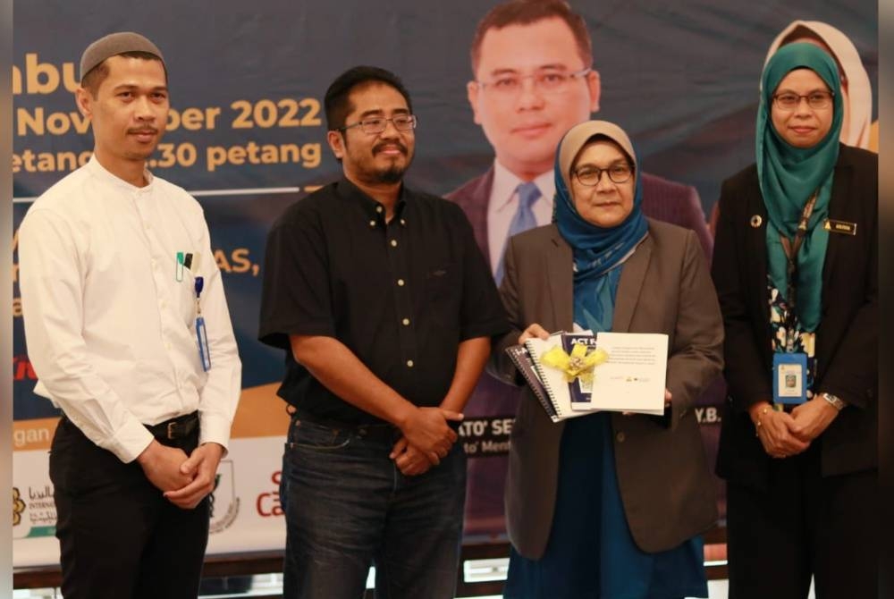 Mariah (dua dari kanan) memaklumkan kerajaan negeri menambah nilai program Sehat dengan menawarkan Insentif Subsidi Rawatan Psikiatri bagi rakyat Selangor, pada Rabu.