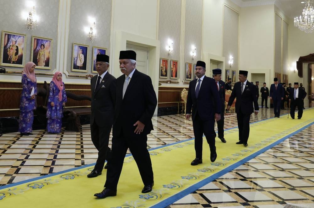 Yang di-Pertuan Agong Al-Sultan Abdullah Ri&#039;ayatuddin Al-Mustafa Billah Shah (kiri) bersama Tuanku Muhriz dan Raja-raja Melayu berkenan berangkat pada Mesyuarat Majlis Raja-Raja ke-260 di Istana Negara hari ini. -Foto Bernama