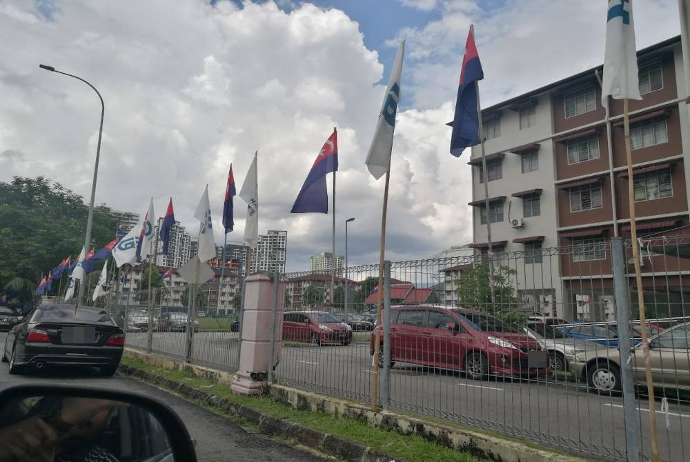 Sebahagian daripada bendera parti yang masih kelihatan di sekitar kawasan Projek Perumahan Rakyat (PPR) Sri Stulang, Johor Bahru.