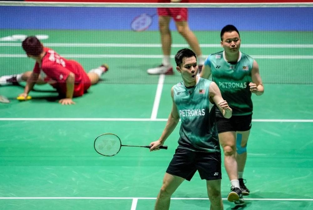 Aaron-Wooi Yik (kanan) sudah bersedia memberikan aksi terbaik pada Siri Jelajah Dunia Akhir BWF 2022. - Foto EPA