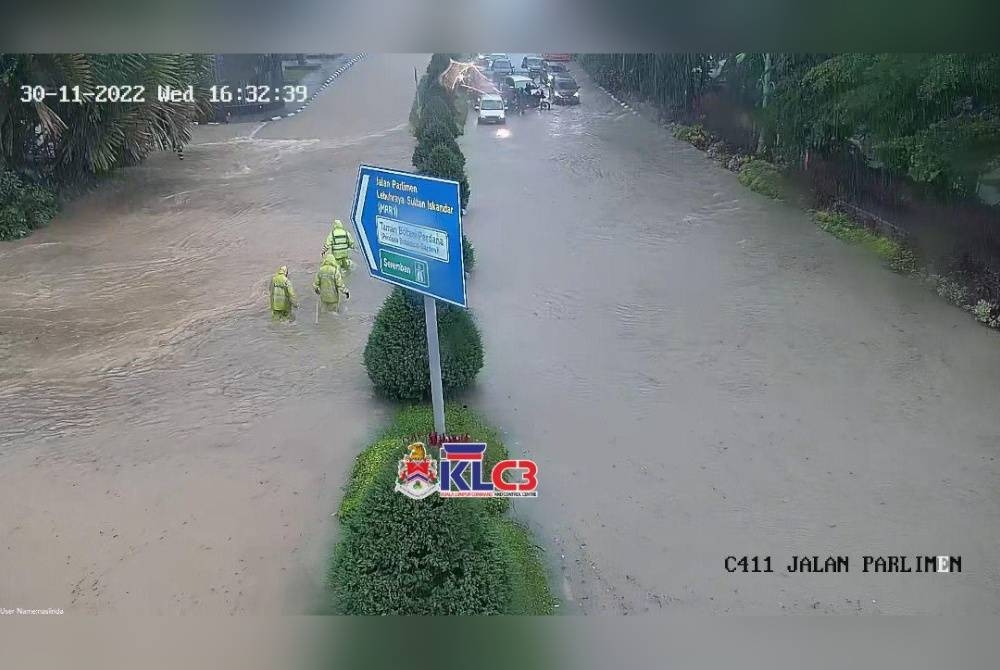 Pusat info trafik itu turut berkongsi keadaan air bertakung dan banjir kilat di Jalan Parlimen