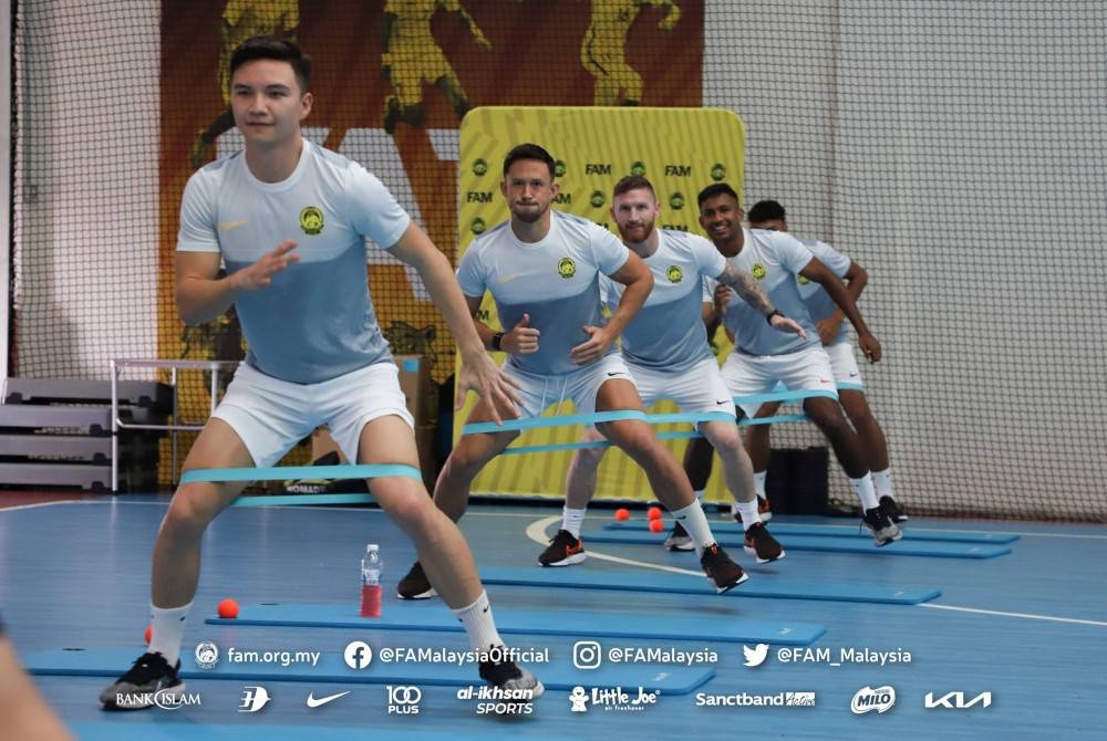 Para pemain Harimau Malaya giat menjalani latihan pusat sebagai persiapan mengharungi kempen Piala AFF 2022 pada Disember depan. - Foto Football Association of Malaysia