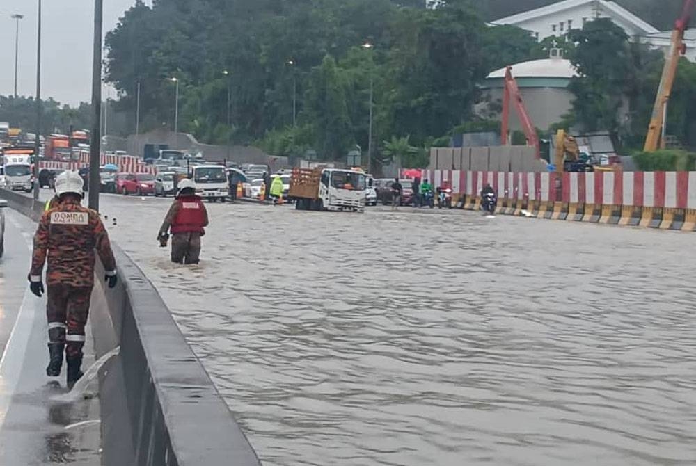 Keadaan banjir di kilometer 25.6, Lebuhraya Kajang Silk dari Putrajaya menghala ke Sungai Ramal Luar, di sini pada Rabu.