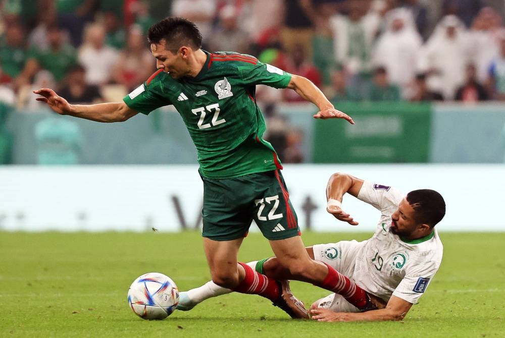 Pemain Mexico, Hirving Lozano (kiri) diasak pemain Arab Saudi semasa perlawanan Kumpulan C Piala Dunia Qatar 2022 di Stadium Lusail, Lusail. - Foto EPA