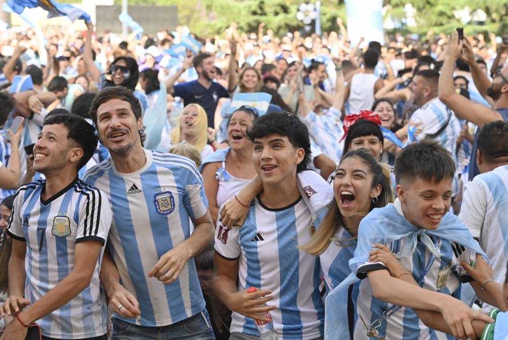 Penyokong Albiceleste di Buenos Aires meraikan kejayaan Argentina mara ke pusingan 16 terbaik Piala Dunia Qatar 2022. - Foto EPA