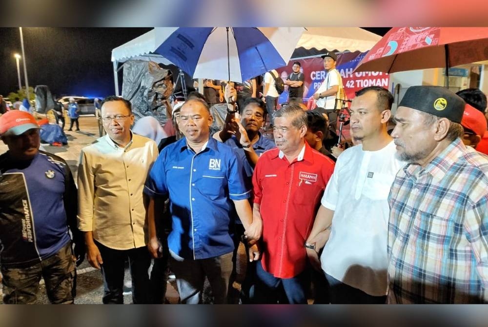 Mohd Johari (tiga dari kiri) bersama Mohamad Sabu calon PH, Mohd Fadzli dan pemimpin Amanah Pahang pada program ceramah pada malam Rabu.