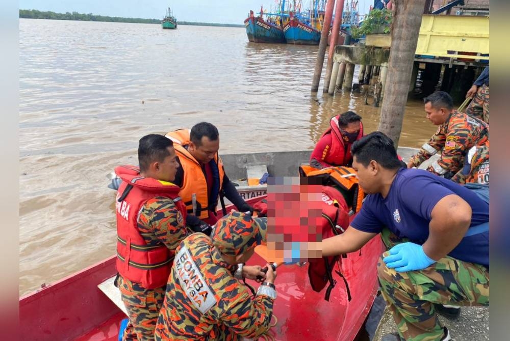 Mayat mangsa dibawa ke jeti sebelum diserahkan kepada polis. - Foto Bomba Perak