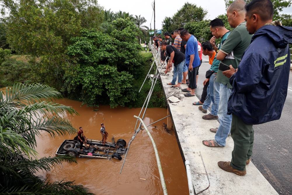 Keadaan pacuan empat roda dipandu mangsa yang terbabas dan terjatuh ke dalam sungai di jambatan Kampung Bukit Perpat, Wakaf Tapai pada Khamis. - Foto Bernama