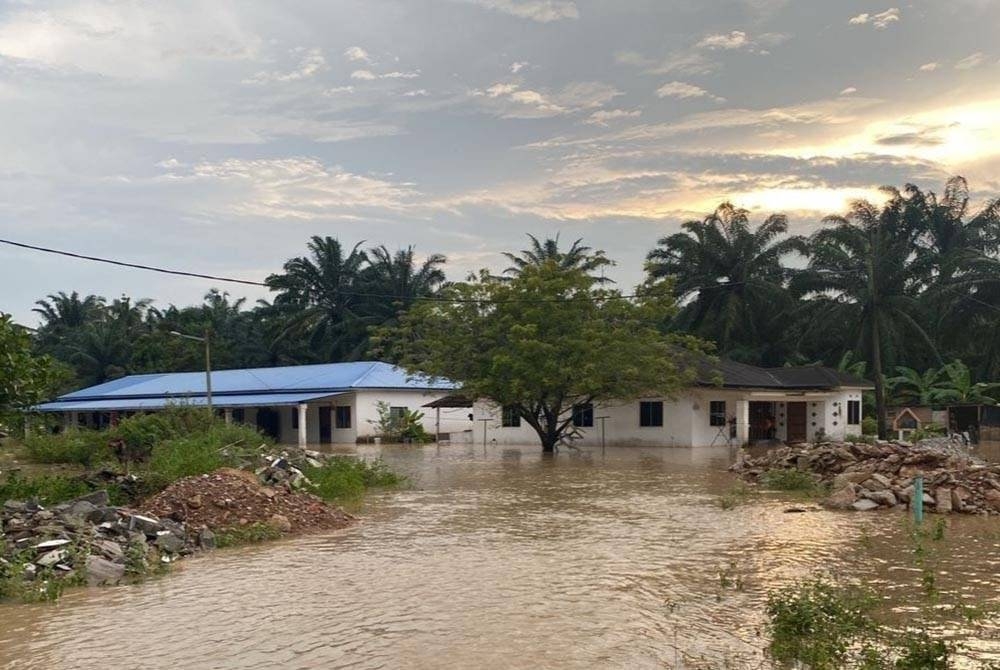 Kampung Ampar Tenang di Sepang yang terjejas banjir selepas hujan lebat pada Selasa.