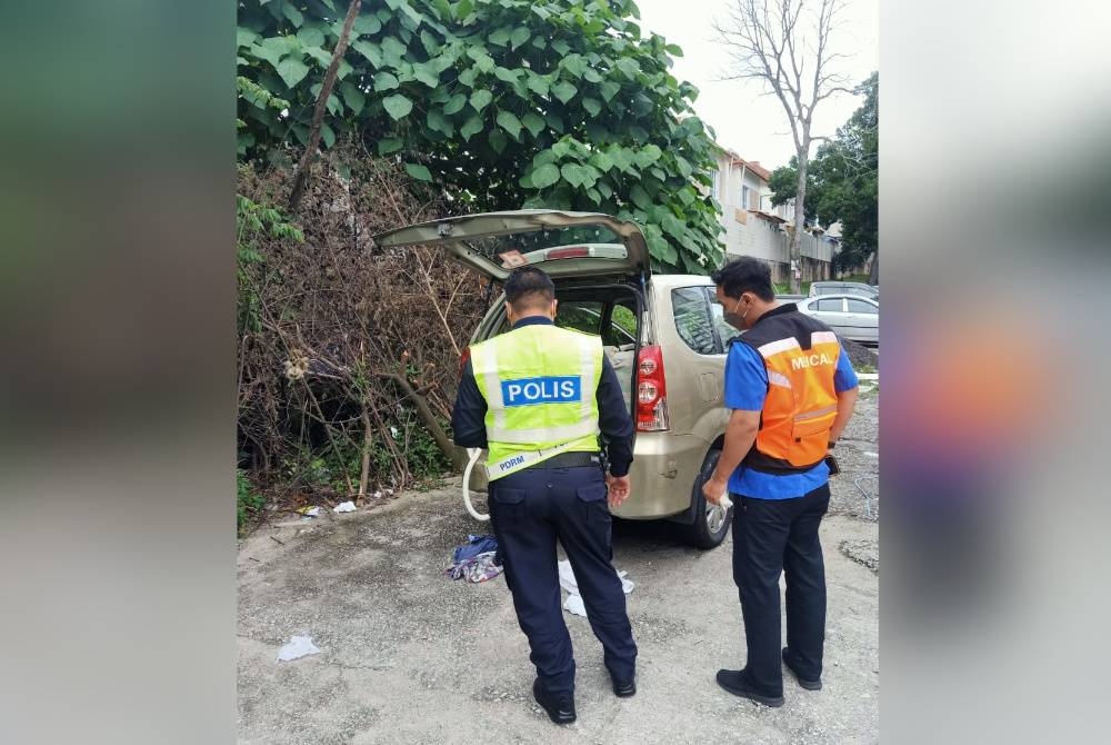 Anggota polis menjalankan pemeriksaan di lokasi kejadian seorang lelaki ditemui meninggal dunia dalam sebuah kereta.