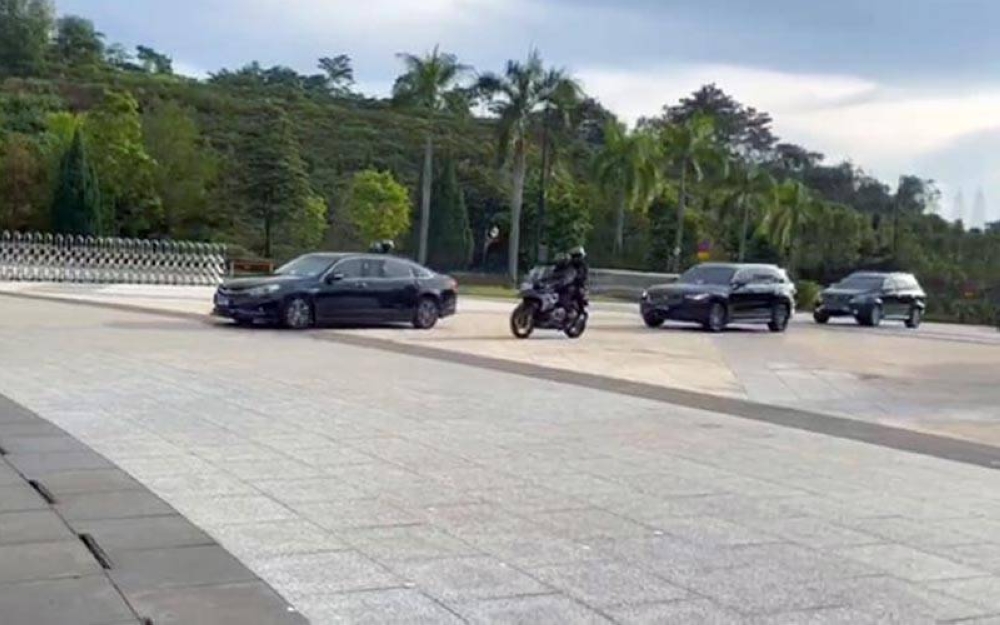 Kenderaan yang membawa Perdana Menteri memasuki Istana Negara jam 8.22 pagi pada Jumaat